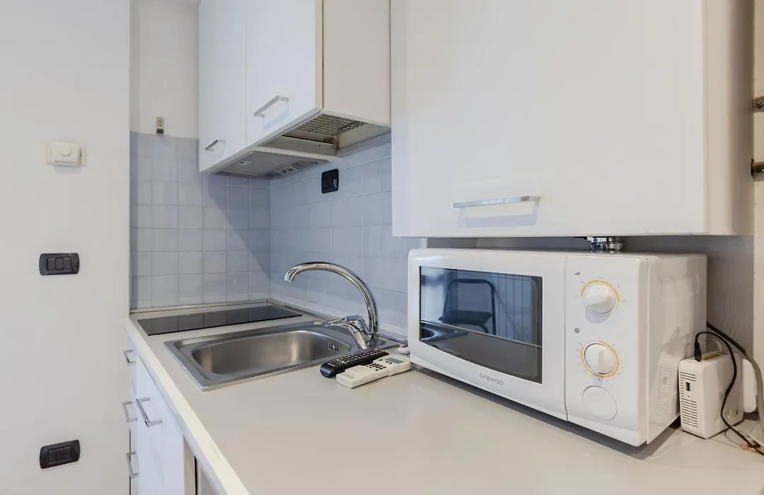Guesthost - Sant Ambrogio Lovely Flat-1